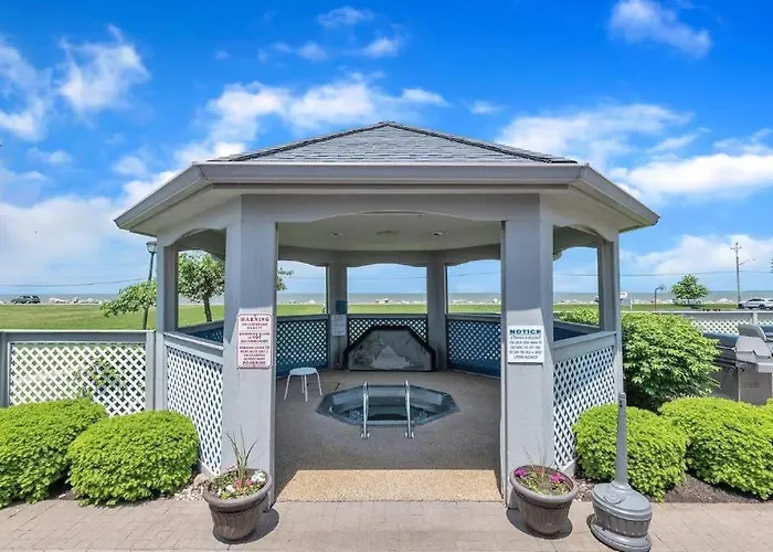 Port Clinton Paradise- Waterfront 2 Bedroom, Pool, Hot Tub, Sauna, Fire Pit